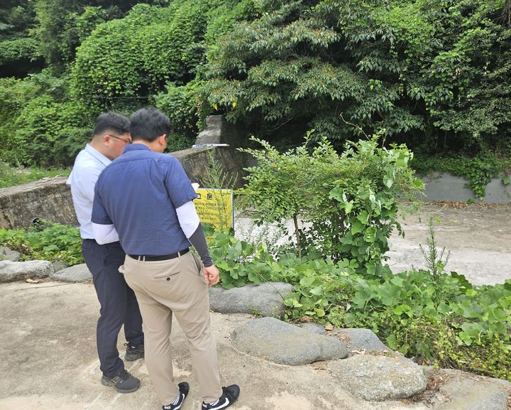 [전남광주=뉴시스] 하천·계곡 내 상행위 시설 점검하는 보성군·전남광주특별시 관계자들. (사진 = 보성군 제공). 2026.08.13. photo@newsis.com *재판매 및 DB 금지