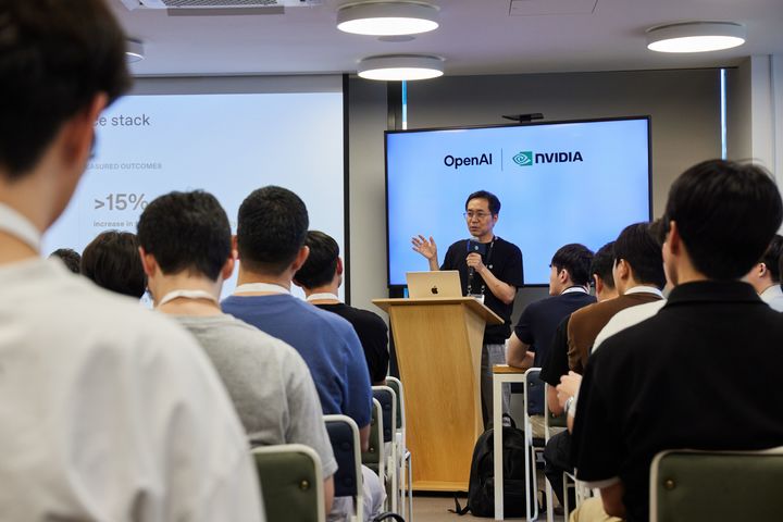 [서울=뉴시스] 오픈AI와 엔비디아는 지난 12일 오픈AI 서울 사무실에서 국내 개발자를 위한 '코리아 개발자 밋업'을 열었다고 13일 밝혔다. 참석자들이 김성민 오픈AI AI 디플로이먼트 엔지니어의 세션 발표를 듣는 모습. 2026.08.13. (사진=오픈AI 제공) *재판매 및 DB 금지