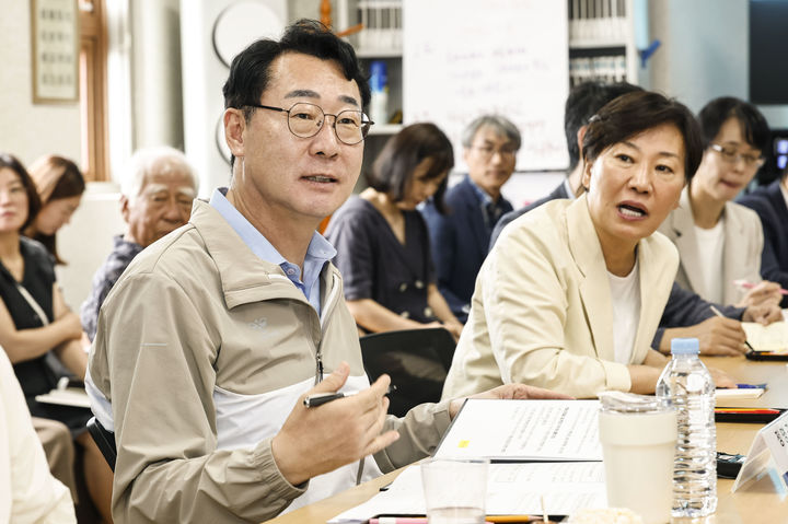 [화성=뉴시스] 정명근 경기 화성시장(사진 왼쪽)이 13일 사곶리 마을회관에서 송미령 농림축산식품부 장관과 함께 주민들과 영농형 태양광 사업 활성화 방안에 대해 이야기하고 있다. (사진=화성시 제공) 2026.08.13. photo@newsis.com *재판매 및 DB 금지