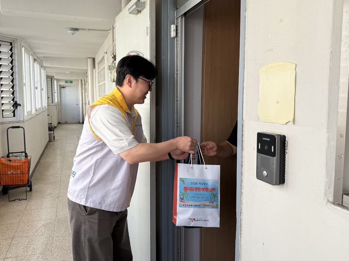 [울산=뉴시스] 한국동서발전 임직원들이 거동이 불편한 재가 어르신 가정을 방문에 도시락을 전달하고 있다. (사진=한국동서발전 제공) 2026.08.13. photo@newsis.com *재판매 및 DB 금지