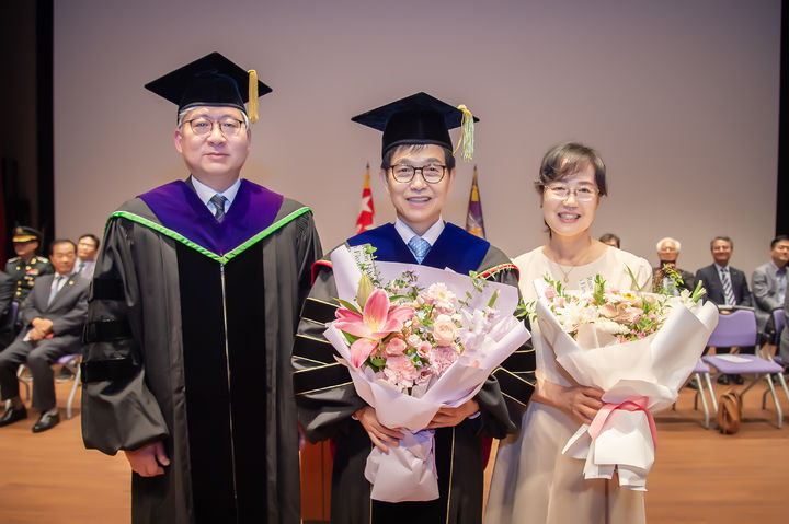 [대전=뉴시스] 13일 열린 국방대학교 창설 71주년 기념식서 이광형(가운데) KAIST 전 총장이 명예 군사학박사 학위를 받은 뒤 기념촬영을 하고 있다.(사진=KAIST 제공) *재판매 및 DB 금지