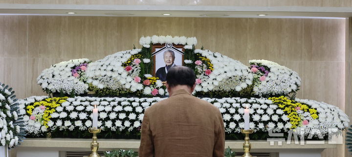 [전주=뉴시스] 김얼 기자 = 호남지역 유일 생존 독립 유공자였던 이석규 애국지사가 별세한 13일 전북 전주시 전북대학교병원 장례식장에 마련된 이석규 애국지사의 빈소를 찾은 시민들이 분향을 하고 있다. 2026.08.13. pmkeul@newsis.com