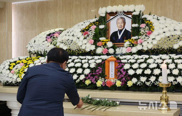 [전주=뉴시스] 김얼 기자 = 호남지역 유일 생존 독립 유공자였던 이석규 애국지사가 별세한 13일 전북 전주시 전북대학교병원 장례식장에 마련된 이석규 애국지사의 빈소를 찾은 시민들이 헌화 하고 있다. 2026.08.13. pmkeul@newsis.com