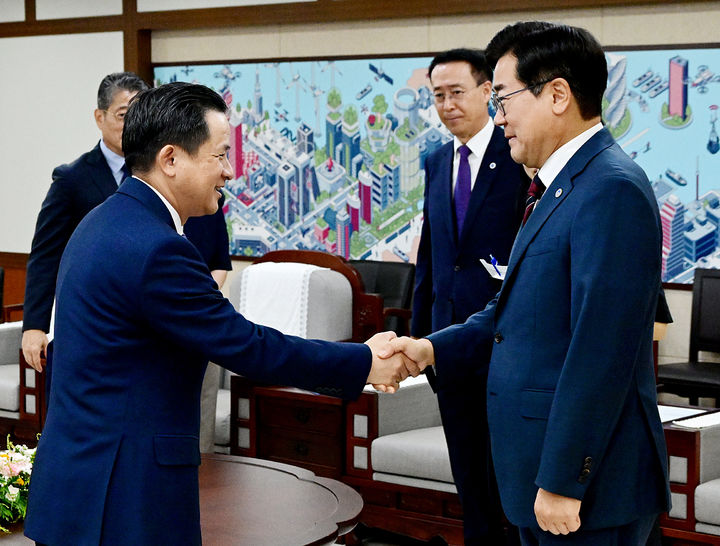 [인천=뉴시스] 박찬대(오른쪽) 인천시장이 13일 시청 접견실에서 다이빙(戴兵) 주한중국대사와 인사하고 있다. (사진=인천시 제공) 2026.08.13. photo@newsis.com *재판매 및 DB 금지