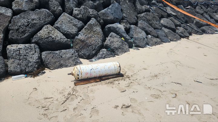 [제주=뉴시스] 13일 오전 제주시 월정해수욕장 해변에서 가스통이 떠밀려와 소방당국이 조치에 나서고 있다. (사진=제주소방안전본부 제공) 2026.08.13. photo@newsis.com