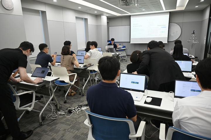 [전남광주=뉴시스] ㈔농가주부모임 전남도연합회는 13일 말복을 앞두고 농촌 어르신에게 삼계탕 나눔 봉사 활동을 펼쳤다. (사진=전남농협 제공) photo@newsis.com *재판매 및 DB 금지
