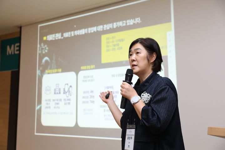 [서울=뉴시스] 학교법인일송학원에 따르면 의료 기술 사업화 콘퍼런스 'MEeT 2026'이 오는 9월 10일 서울 코엑스 더 플라츠에서 처음 개최된다. 이날 열린 사전 미디어데이에서 윤은주 한국컨벤션전시산업연구원 원장은 "처음 개최되는 MEeT 2026은 기존 행사의 연장선이 아니라, 의료 기술 사업화에 필요한 만남과 대화를 중심으로 새롭게 설계한 행사"라고 말했다. (사진=학교법인일송학원 제공) 2026.08.13. photo@newsis.com *재판매 및 DB 금지