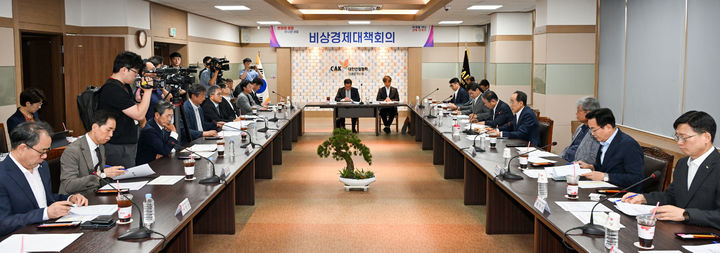 [대구=뉴시스]추경호 대구시장이 13일 오전 '제3차 비상경제대책회의'를 주재하고 있다(사진=대구시 제공) 2026.08.13 photo@newsis.com *재판매 및 DB 금지
