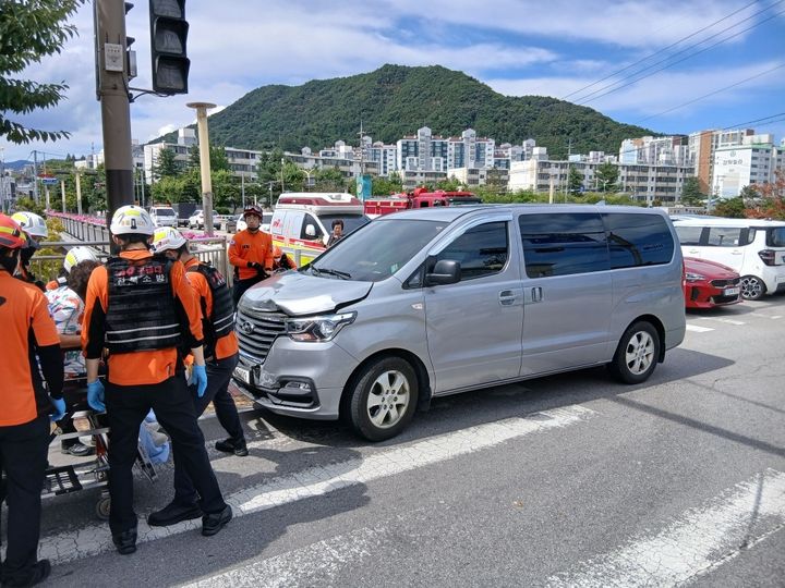 [정읍=뉴시스] 13일 오전 10시2분께 전북 정읍시 상동의 한 교차로에서 승합차와 스포츠유틸리티차량(SUV)이 충돌했다. (사진=전북도소방본부 제공) 2026.08.13. photo@newsis.com *재판매 및 DB 금지