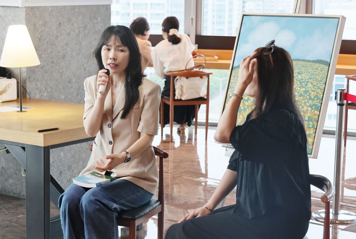 [대구=뉴시스] 롯데백화점 상인점은 7층 교보문고·핫트랙스에서 김유미 작가를 초청해 '북토크 & 원화 해설' 행사를 진행했다. (사진=롯데백화점 제공) 2026.08.13. photo@newsis.com *재판매 및 DB 금지
