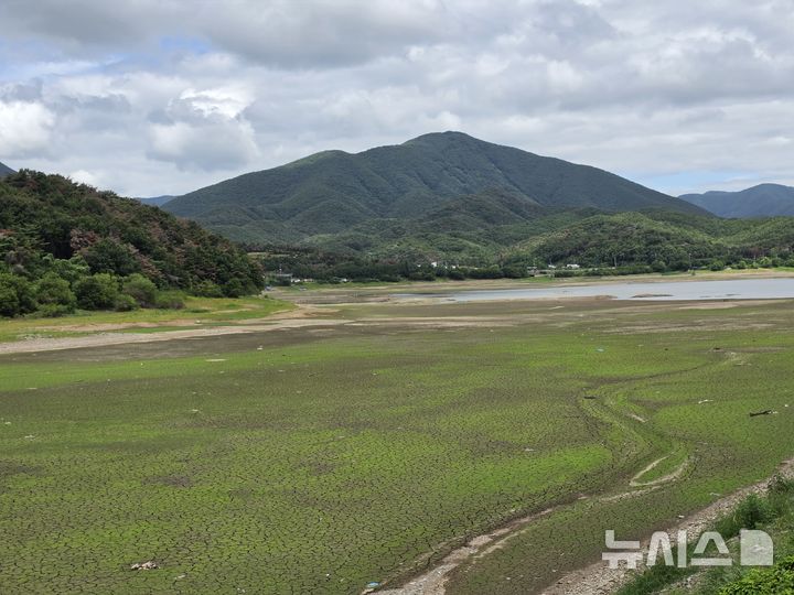 [경주=뉴시스] 가뭄으로 바닥을 보이고 있는 경주시 안강읍 하곡지(저수율 8%). 2026.8.13. leh@newsis.com 