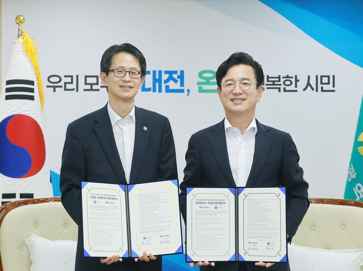 [대전=뉴시스]허태정 대전시장과 백승보 조달청장이 13일 지역 혁신 기업의 공공조달 시장 진출을 지원하기 위한 업무협약을 체결하고 있다. 2026. 08. 13 photo@newsis.com *재판매 및 DB 금지