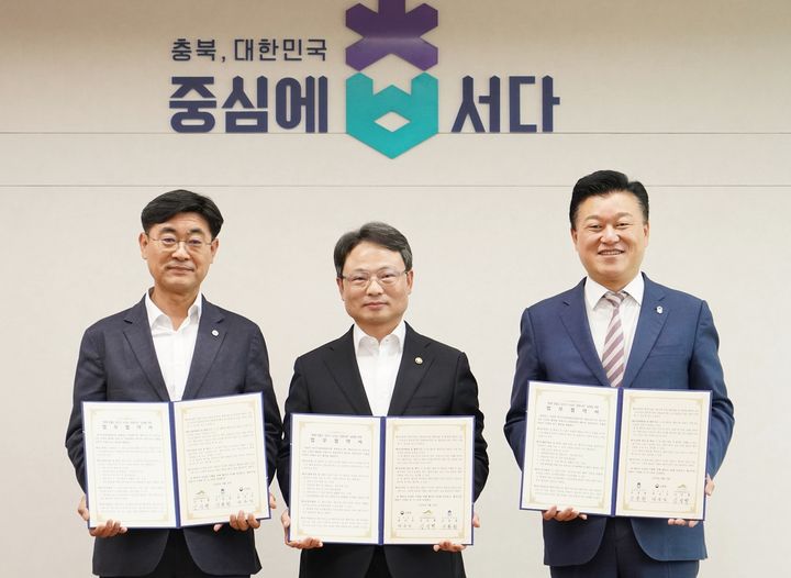 [청주=뉴시스] 박은식 산림청장(가운데)이 13일 충북도청 회의실에서 신용한 충북도지사(오른쪽), 심상택 한국수목원정원관리원 이사장과 정원 활성화를 위한 업무협약을 체결한 뒤 기념촬영을 하고 있다.(사진=산림청 제공) *재판매 및 DB 금지