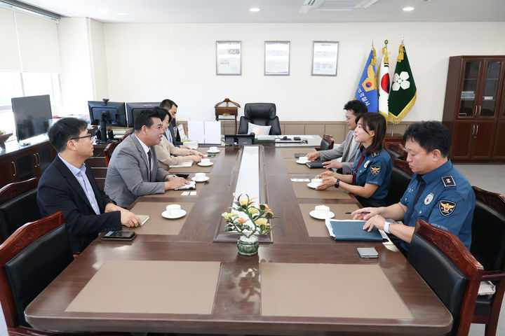 [화성=뉴시스] 이계철 화성시의회 의장(사진 왼쪽 가운데)과 최현아 화성서부경찰서장(사진 오른쪽 가운데)이 12일 간담회를 열고 이야기를 나누고 있다. (사진=화성시으회 제공) 2026.08.13. photo@newsis.com *재판매 및 DB 금지