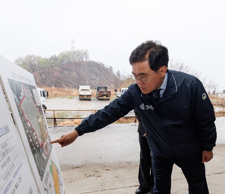 [서울=뉴시스] 진교훈 서울 강서구청장이 국토교통부가 8월13일 주택공급사업지로 발표한 염창근린공원 훼손지를 찾아 현황 자료를 살펴보고 있다. (사진=서울 강서구 제공) 2026.08.13. photo@newsis.com *재판매 및 DB 금지
