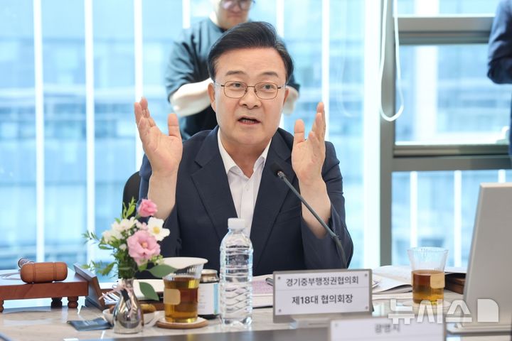 [=뉴시스] 김성제 의왕시장이 중부권행정협의회 회장으로 선출되고 앞으로의 포부를 밝히고 있다.(사진=의왕시 제공).2026.08.13.photo@photo@newsis.com