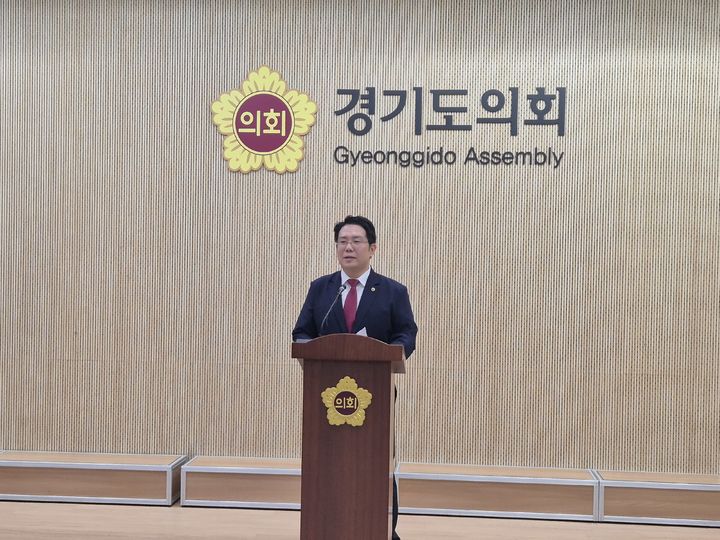 [수원=뉴시스] 이병희 기자 = 김현석 경기도의회 의원이 13일 정부의 과천 경마공원 주택 신속공급 발표에 반발하는 기자회견을 하고 있다. 2026.08.13. iambh@newsis.com *재판매 및 DB 금지