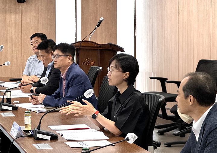 [원주=뉴시스] 녹조 계절관리제 지방추진단 회의에서 대응 현황을 점검하고 있는 박소영 원주지방환경청장. (사진=원주지방환경청 제공) 2026.08.13. photo@newsis.com *재판매 및 DB 금지