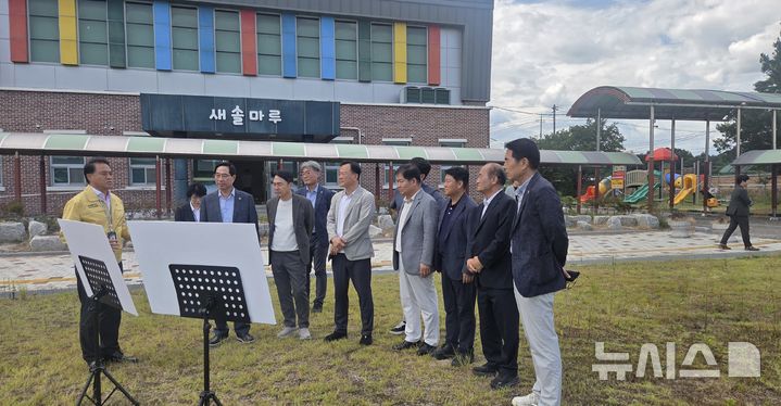 [남원=뉴시스] 전북특별자치도의회 교육위원회 위원들이 13일 남원 금지동초등학교를 방문해 폐교 재산의 관리 실태를 점검하고, 지역사회와 연계한 활용 방안을 모색하는 현지 의정활동을 펼쳤다. 2026.08.13 (사진= 전북자치도의회 제공) *재판매 및 DB 금지