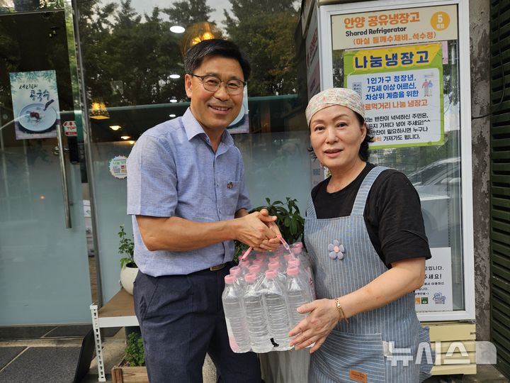 [안양=뉴시스] 공유냉장고 생수 전달 현장. (사진=안양시 제공) 2026.08.13. photo@photo@newsis.com
