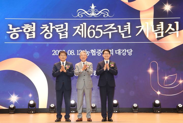 [세종=뉴시스]13일 서울시 중구 농협중앙회 본관에서 개최된 농협 창립 제65주년 기념식에서 강호동 농협중앙회장(사진 가운데), 김종구 농림축산식품부 차관(오른쪽), 더불어민주당 서삼석 국회 농림축산식품해양수산위원회 위원장(왼쪽)이 수상자들을 축하하고 있다. (사진=농협중앙회 제공) *재판매 및 DB 금지