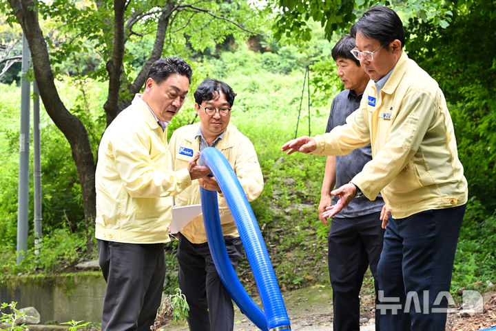[영덕=뉴시스] 안병철 기자 = 조주홍 경북 영덕군수가 가뭄 대비 현장점검에 나서고 있다.(사진=영덕군 제공) 2026.08.13. photo@newsis.com 