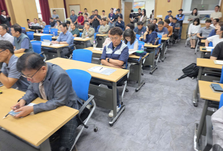 13일 태백시농업기술센터 대회의실에서 개최된 ‘스마트 축산단지 주민설명회’에서 시민들이 사업의 타당성 문제에 대해 질문하고 있다.(사진=뉴시스) *재판매 및 DB 금지