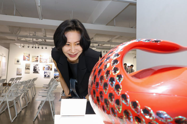 [서울=뉴시스] 작품을 둘러보는 롯데장학재단 장혜선 이사장. (사진=롯데장학재단 제공) *재판매 및 DB 금지