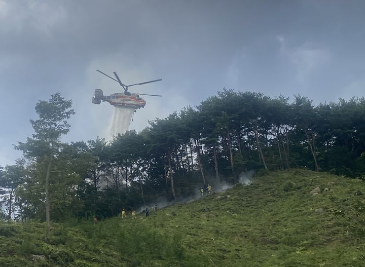 [전남광주=뉴시스] 13일 오후 4시20분께 전남광주 광양시 봉강면 한 야산에서 불이 나 당국이 진화 작업을 벌이고 있다. (사진 = 전남광주소방본부 제공) 2026.08.13. photo@newsis.com *재판매 및 DB 금지