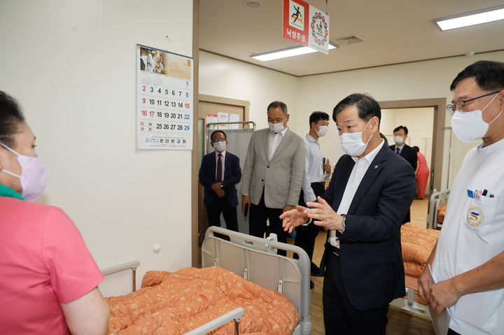 [세종=뉴시스]이형훈 보건복지부 제2차관이 13일 경기 안산 소재 서안산노인전문병원을 방문해 간병인 직접고용 운영 현장을 살펴보고, 요양병원 간병서비스 제도화 방안을 논의하기 위한 현장간담회를 개최했다. (사진=보건복지부 제공) 2026.08.13. photo@newsis.com *재판매 및 DB 금지