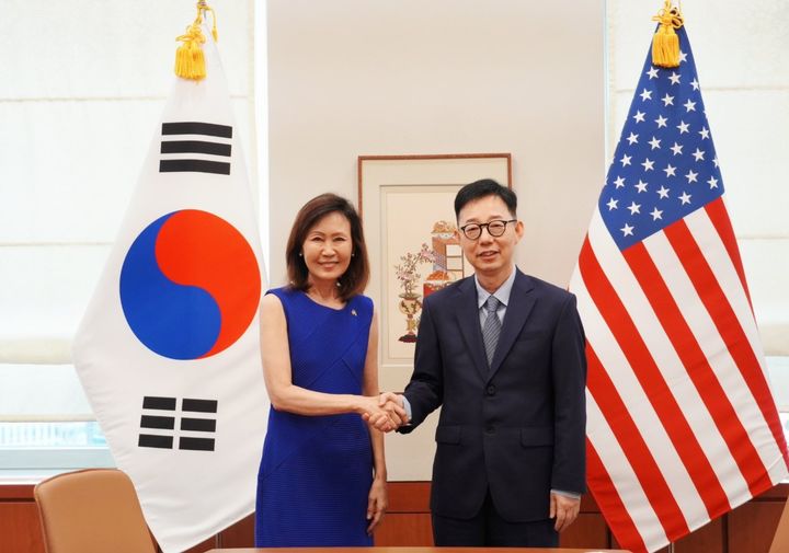 [서울=뉴시스]미셸 스틸 주한미국대사와 박윤주 외교부1차관.(사진 스틸 대사 X 갈무리) *재판매 및 DB 금지