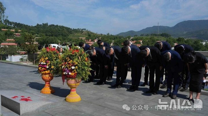 [베이징=뉴시스] 왕야쥔 주북한 중국대사는 지난 11일 평양시 강동군과 평안남도 성천군을 방문해 중국인민지원군 전사자 기념시설 이전 공사를 시찰하고 중국인민지원군 전사자 묘역을 참배했다고 주북 중국대사관이 밝혔다.(사진=주북한 중국대사관 위챗 계정 갈무리) 2026.08.13 photo@newsis.com