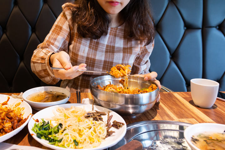 [서울=뉴시스] 혼밥 손님을 둘러싼 식당 업주와 손님의 갈등이 온라인에서 논란이 되고 있다. (사진=유토이미지)