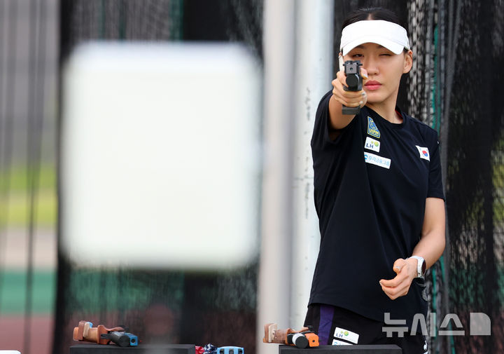 [진천=뉴시스] 이영환 기자 = 여자 근대5종 국가대표 성승민이 13일 오전 충북 진천선수촌에서 2026 아이치·나고야 아시안게임 미디어데이를 앞두고 진행된 공개훈련에서 레이저런 훈련을 하고 있다. 2026.08.13. 20hwan@newsis.com