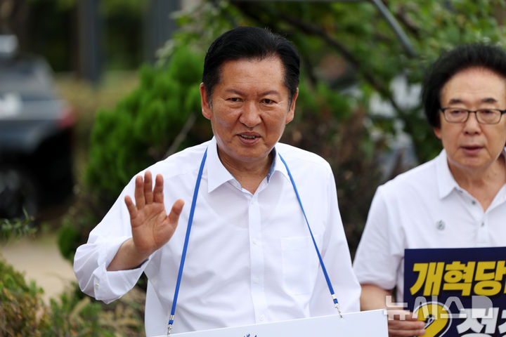 [서울=뉴시스] 김명년 기자 = 정청래 더불어민주당 대표 후보가 13일 서울 마포구 디지털미디어시티역 인근에서 출근길 인사를 하고 있다. 2026.08.13. kmn@newsis.com