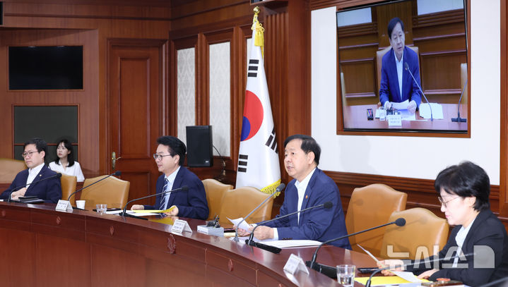 [서울=뉴시스] 조수정 기자 = 구윤철 경제부총리 겸 재정경제부 장관이 13일 오전 서울 종로구 정부서울청사에서 비상경제본부회의 겸 경제관계장관회의 겸 민생물가 특별관리 관계장관TF 회의를 주재하고 있다. 2026.08.13. chocrystal@newsis.com