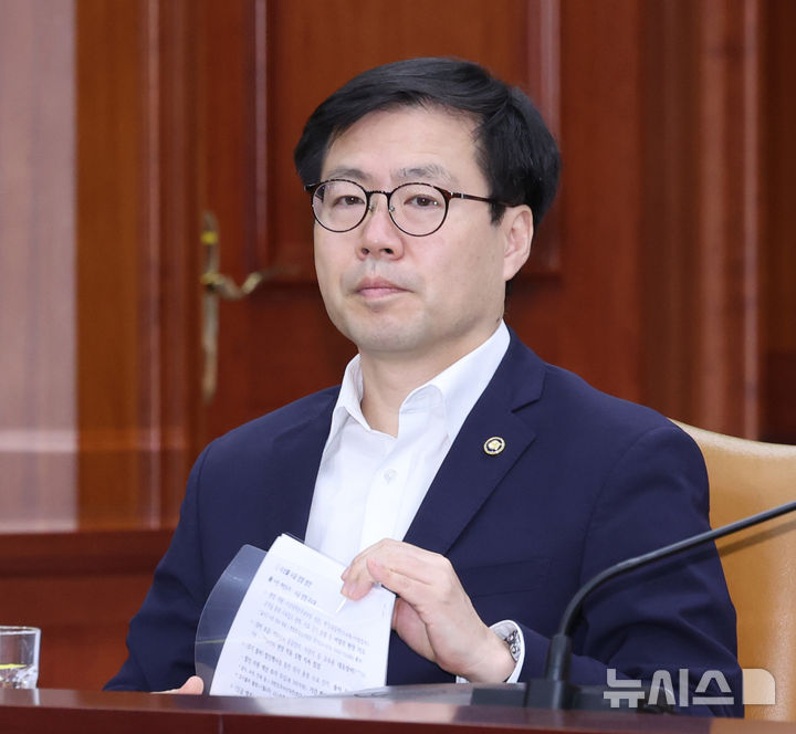 [서울=뉴시스] 조수정 기자 = 여한구 산업통상자원부 통상교섭본부장이 13일 오전 서울 종로구 정부서울청사에서 열린 비상경제본부회의 겸 경제관계장관회의 겸 민생물가 특별관리 관계장관TF 회의에 참석하고 있다. 2026.08.13. chocrystal@newsis.com