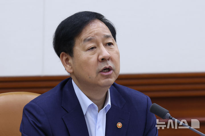 [서울=뉴시스] 조수정 기자 = 구윤철 경제부총리 겸 재정경제부 장관이 13일 오전 서울 종로구 정부서울청사에서 비상경제본부회의 겸 경제관계장관회의 겸 민생물가 특별관리 관계장관TF 회의를 주재하고 있다. 2026.08.13. chocrystal@newsis.com