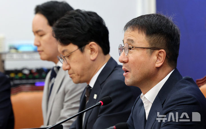 [서울=뉴시스] 고범준 기자 = 한병도 더불어민주당 대표 직무대행 겸 원내대표가 13일 서울 여의도 국회에서 열린 정책조정회의에서 발언하고 있다. 2026.08.13. bjko@newsis.com