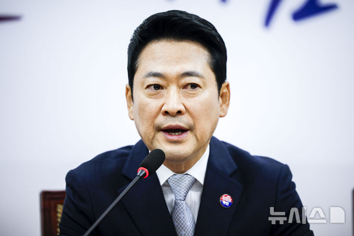 [서울=뉴시스] 정병혁 기자 = 장동혁 국민의힘 대표가 13일 서울 여의도 국회에서 열린 최고위원회의에서 발언하고 있다. 2026.08.13. jhope@newsis.com
