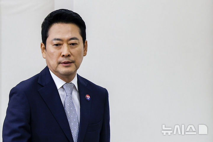 [서울=뉴시스] 정병혁 기자 = 장동혁 국민의힘 대표가 지난 13일 서울 여의도 국회에서 열린 최고위원회의에 참석하고 있다. 2026.08.13. jhope@newsis.com