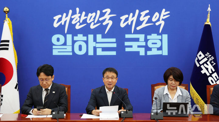 [서울=뉴시스] 고범준 기자 = 한병도 더불어민주당 대표 직무대행 겸 원내대표가 13일 서울 여의도 국회에서 열린 정책조정회의에서 발언하고 있다. 2026.08.13. bjko@newsis.com