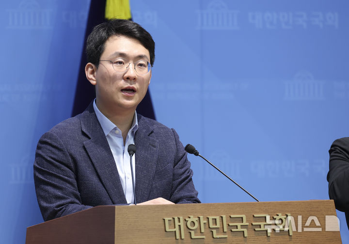 [서울=뉴시스] 김근수 기자 = 박지원 더불어민주당 의원이 13일 오전 서울 여의도 국회 소통관에서 새만금 현안 관련 기자회견을 하고 있다. 2026.08.13. ks@newsis.com