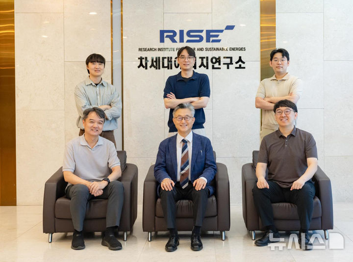 (앞줄 왼쪽부터) GIST 화학과 홍석원 교수, '세계 최초 페로브스카이트 태양전지 상용화 전략연구사업단(전략연구사업단)' 이광희 단장, 차세대에너지연구소 강홍규 부소장, (뒷줄 왼쪽부터) 화학과 김상진 박사과정생, 히거신소재연구센터 기태윤 박사, 차세대에너지연구소 김상조 연구원. (사진=GIST 제공) photo@newsis.com