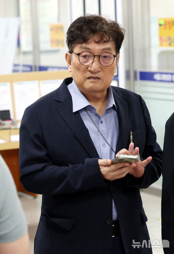 [서울=뉴시스] 박영태 기자 = 노영민 전 대통령 비서실장이 13일 오전 서울 서초구 서울중앙지법에서 열린 '채용청탁·외압 혐의' 선고기일에 출석하고 있다. 2026.08.13. since1999@newsis.com