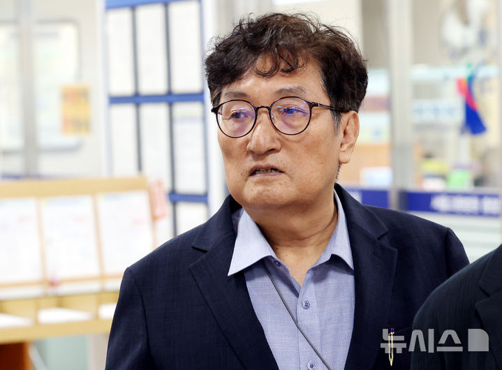 [서울=뉴시스] 박영태 기자 = 노영민 전 대통령 비서실장이 13일 오전 서울 서초구 서울중앙지법에서 열린 '채용청탁·외압 혐의' 선고기일에 출석하고 있다. 2026.08.13. since1999@newsis.com