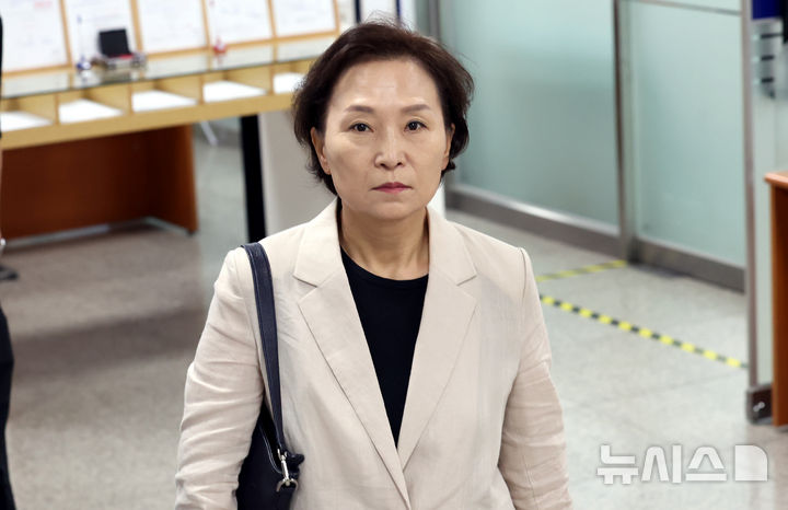 [서울=뉴시스] 박영태 기자 = 김현미 전 국토교통부 장관이 13일 오전 서울 서초구 서울중앙지법에서 열린 '채용청탁·외압 혐의' 선고기일에 출석하고 있다. 2026.08.13. since1999@newsis.com