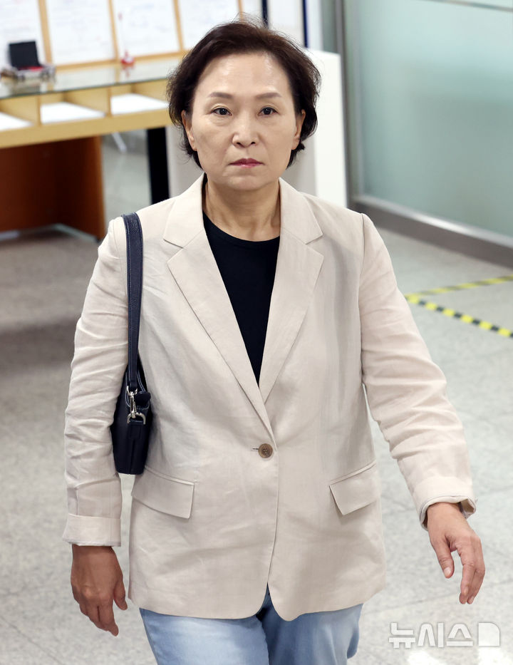 [서울=뉴시스] 박영태 기자 = 김현미 전 국토교통부 장관이 13일 오전 서울 서초구 서울중앙지법에서 열린 '채용청탁·외압 혐의' 선고기일에 출석하고 있다. 2026.08.13. since1999@newsis.com
