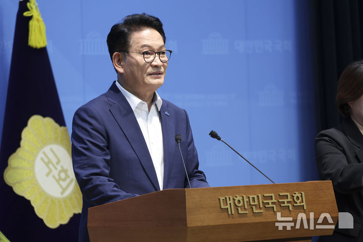 [서울=뉴시스] 김근수 기자 = 송영길 더불어민주당 당대표 후보가 지난달 13일 오전 서울 여의도 국회 소통관에서 민생정책 발표 기자회견을 하고 있다. 2026.08.13. ks@newsis.com