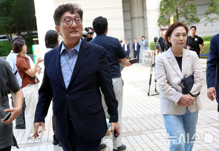 [서울=뉴시스] 박영태 기자 = 노영민 전 대통령 비서실장과 김현미 전 국토교통부 장관이 13일 오전 서울 서초구 서울중앙지법에서 열린 '채용청탁·외압 혐의' 1심에서 무죄를 선고받고 법원을 나서고 있다. 2026.08.13. since1999@newsis.com